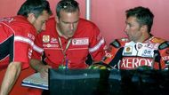 Nespokojený Troy Bayliss (vpravo) diskutuje s inženýry stáje Ducati.