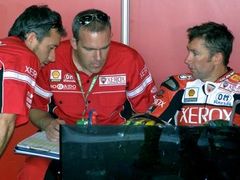 Nespokojený Troy Bayliss (vpravo) diskutuje s inženýry stáje Ducati.