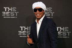 Ronaldinho oslavil ve vězení 40. narozeniny, dostal špíz a zahrál si fotbálek