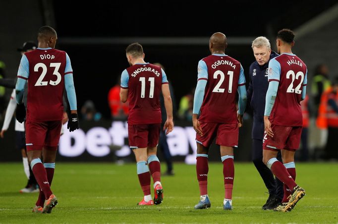 Soccer Football - Premier League - West Ham United v Liverpool - London Stadium, London, Britain - January 29, 2020   West Ham United manager David Moyes speaks with West