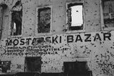 Postupně se opravují další stavby. Mnohé - jako bývalá tržnice v srdci Mostaru - zůstávají mementem válečných utrpení.