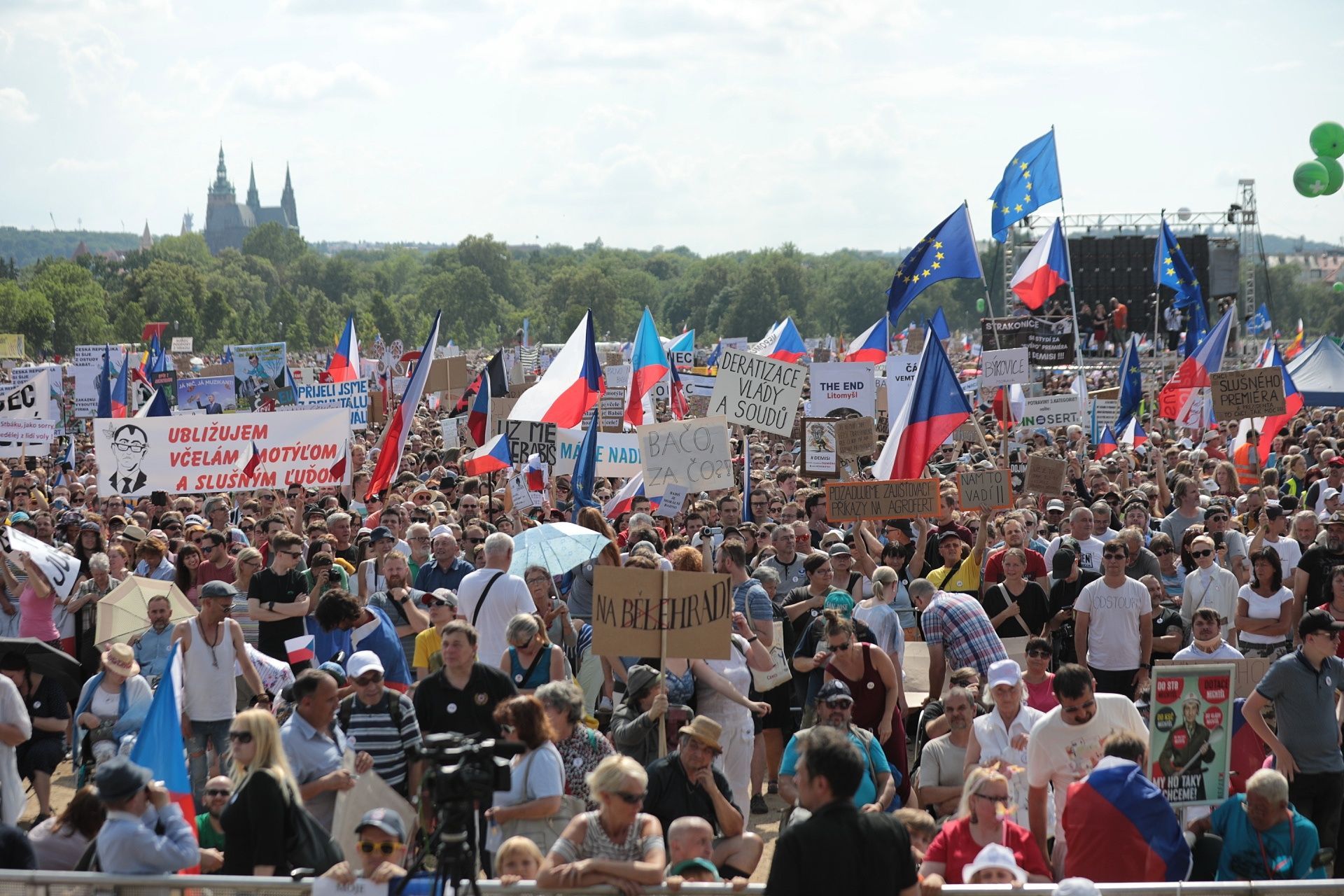 Demonstrace na Letné