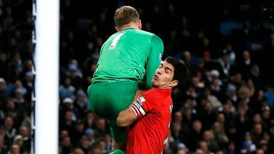 Joe Hart, brankář Citizens, takto sestřelil Luise Suáreze. A Liverpool na Etihad prohrál.