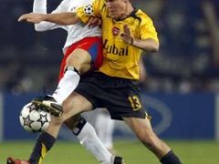 David Jarolím z Hamburku bojuje o míč v utkání Ligy mistrů proti Arsenalu.