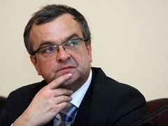 Ministr financí Miroslav Kalousek na tiskové konferenci po dlouhém jednání vlády České republiky.