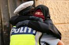 Andrew Kelly (Austrálie), nominace v profesionální kategorii Dokument. Ayah (37) pláče v objetí policistky na demonstraci proti zákonu, který v Dánsku zakazuje zahalování tváře na veřejnosti. Ukázka z rozsáhlejšího seriálu.