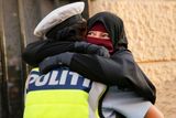 Andrew Kelly (Austrálie), nominace v profesionální kategorii Dokument. Ayah (37) pláče v objetí policistky na demonstraci proti zákonu, který v Dánsku zakazuje zahalování tváře na veřejnosti. Ukázka z rozsáhlejšího seriálu.
