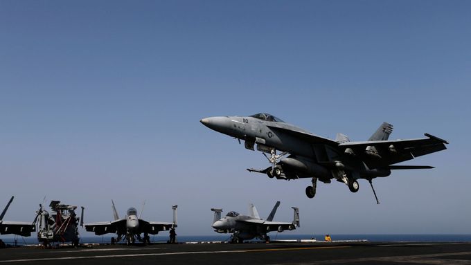 Letoun US Air Force F/A-18E Super Hornet přistává na palubě letadlové lodě USS George H.W. Bush v Perském zálivu. Američané je používají k bombardování pozic džihádistů.