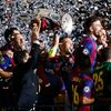 Finále LM, Barcelona-Juventus: Barcelona slaví vítězství (Xavi s pohárem)