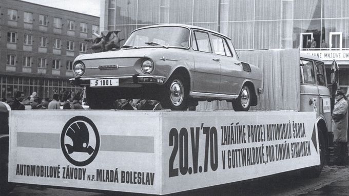Pojízdný poutač upozorňoval na zahájení prodejů modelů Škoda ve značkové prodejně Aloise Samohýla v Gottwaldově.