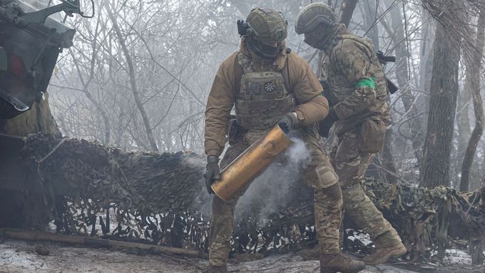 Ukrajinští dělostřelci v akci na frontové linii v Doněcké oblasti.