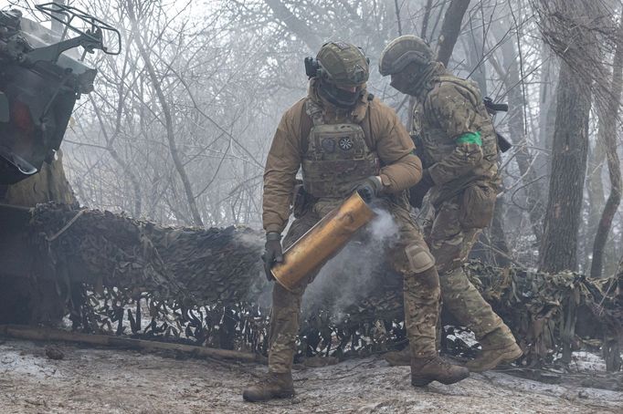 Ukrajinští dělostřelci v akci na frontové linii v Doněcké oblasti.