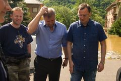 Politici v čase povodní: Kdo byl vidět a kdo rozhodoval