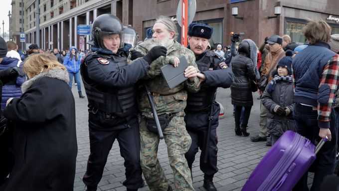 Policie při zásahu v ruské metropoli.