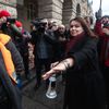 Střelba na Filozofické fakultě UK - pieta - obejmutí školy, zpěv, zármutek, studenti