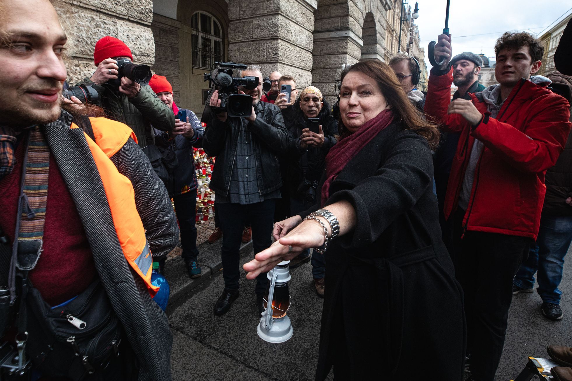 Střelba na Filozofické fakultě UK - pieta - obejmutí školy, zpěv, zármutek, studenti