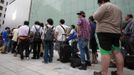 People wait in line outside an Apple store to purchase Apple Inc's iPhone 5 in Tokyo's Ginza district September 21, 2012. Apple Inc's iPhone 5 hit stores around the globe on Friday, with fans snapping up the device that is expected to fuel a huge holiday quarter for the consumer giant. REUTERS/Yuriko Nakao (JAPAN - Tags: BUSINESS SCIENCE TECHNOLOGY) Published: Zář. 21, 2012, 1:46 dop.