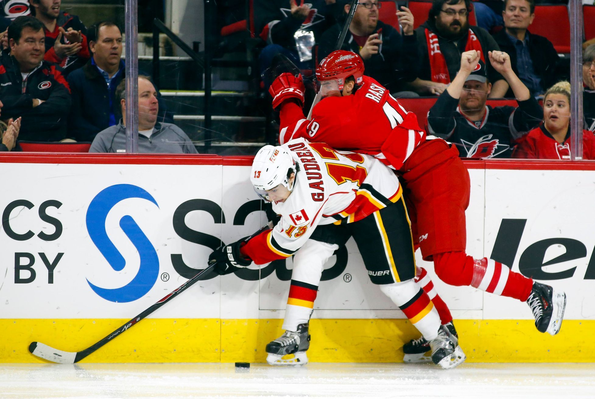 Victor Rask a Johnny Gaudreau v NHL 2014-15