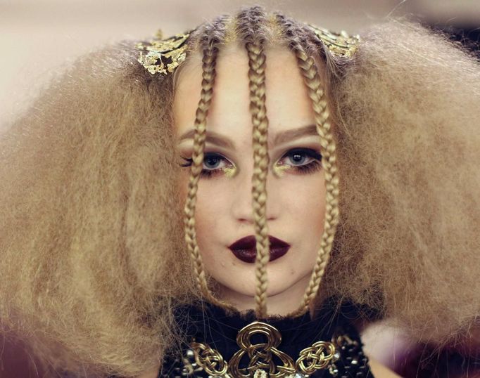 A model presents a hairstyle creation by Helen Reavey at the 30th anniversary of the Alternative Hair Show at the Royal Albert Hall in London October 14, 2012. REUTERS/Olivia Harris (BRITAIN - Tags: SOCIETY FASHION TPX IMAGES OF THE DAY) Published: Říj. 15, 2012, 1:44 dop.