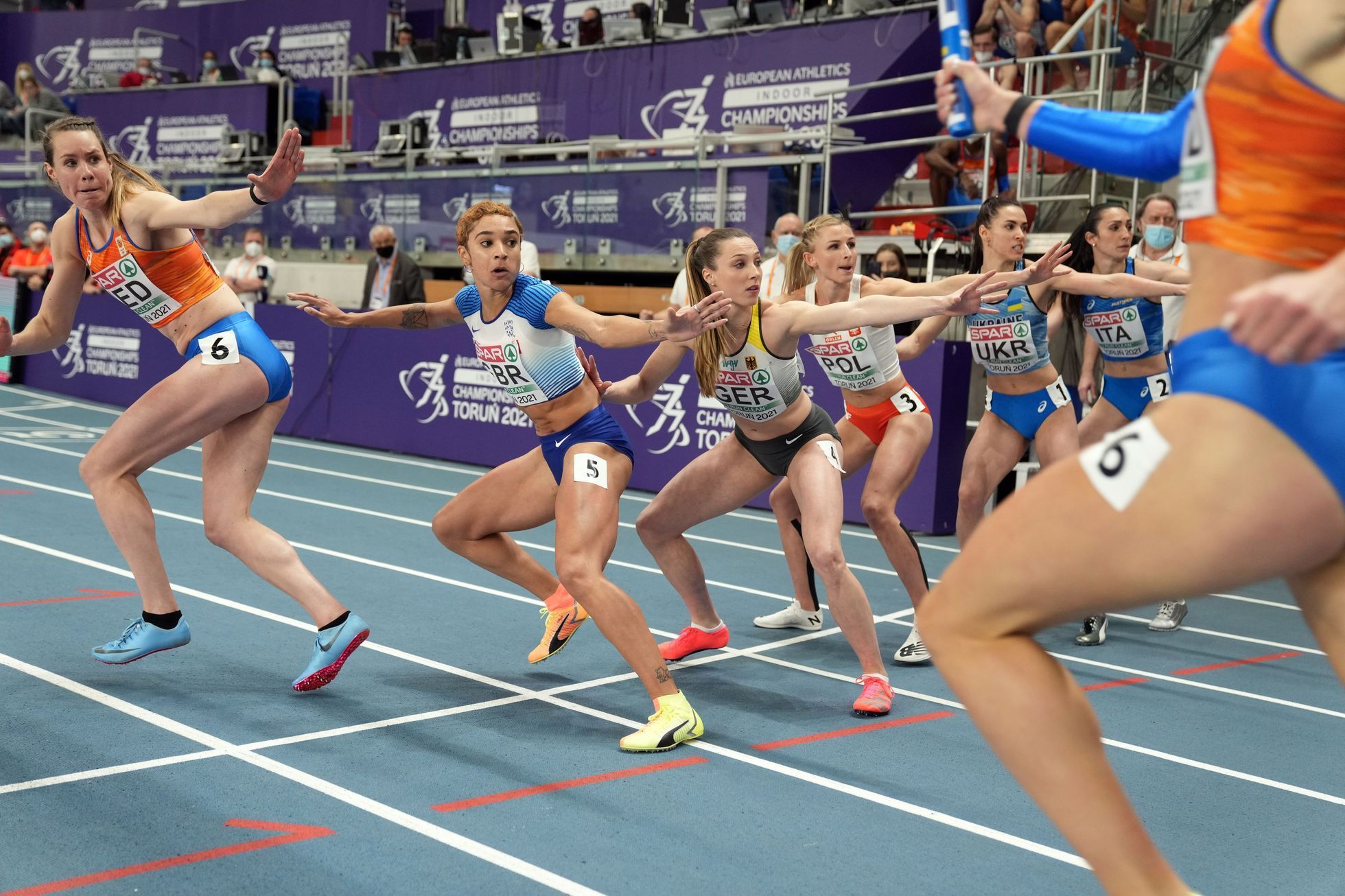 Předávka během finále ženské štafety na 4x400 m na HME 2021 v Toruni