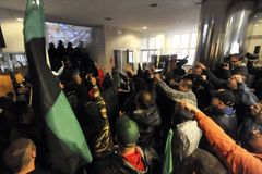 Horníci vtrhli do budovy OKD, před policií couvli