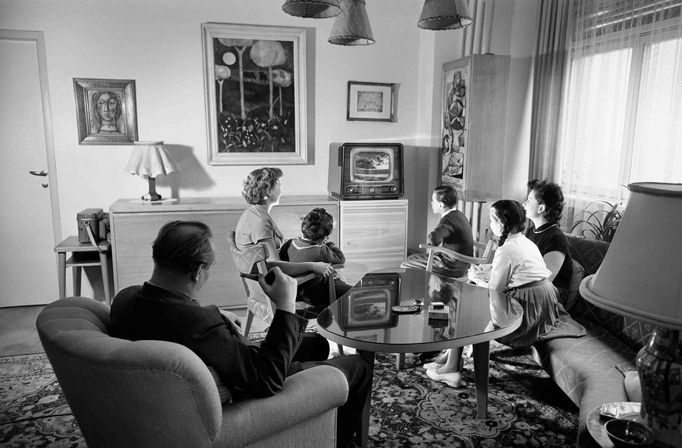 Fotografie rodiny v obývacím pokoji, Vilém Heckel, 50. léta, zdroj: archiv Viléma Heckela.