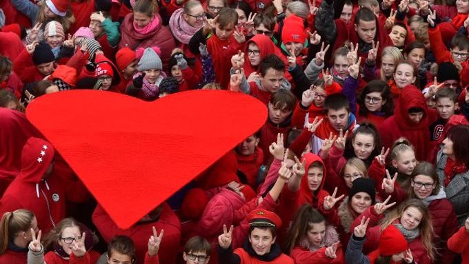 Jednou budem dál. Pelhřimovští školáci si 15. listopadu 2019 připomněli na hlavním náměstí výročí sametové revoluce.
