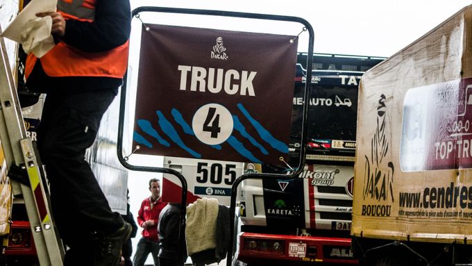 Rallye Dakar neztrácí v Česku na popularitě a v lednu vyrazí na náročnou trať na jihu Ameriky nevídaně vysoký počet českých účastníků. Seznamte se s nimi v této galerii.
