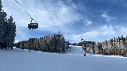 Navzdory teplu skiareály v Česku udržují provoz. Na svazích je až 60 cm sněhu