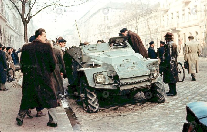 Maďarské lidové povstání. Do následných pouličních bojů se zapojily jednotky sovětské armády,umístěné na území Maďarska.