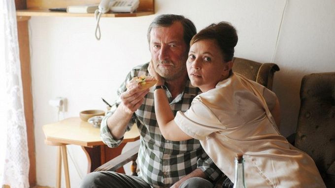 Bolek Polívka s Alenou Mihulovou ve filmu Domácí péče