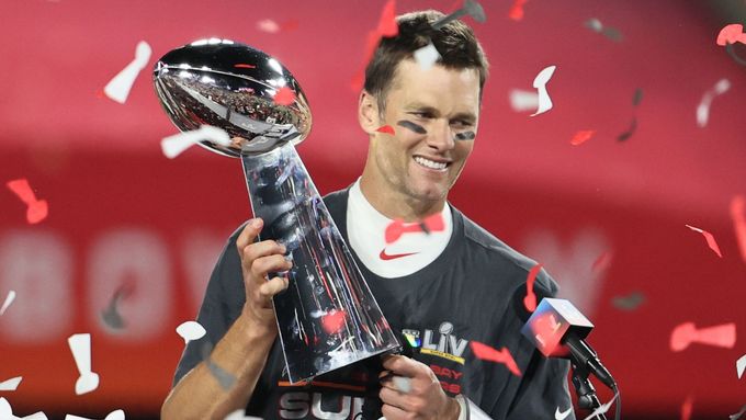 Tom Brady při loňském zisku Super Bowlu