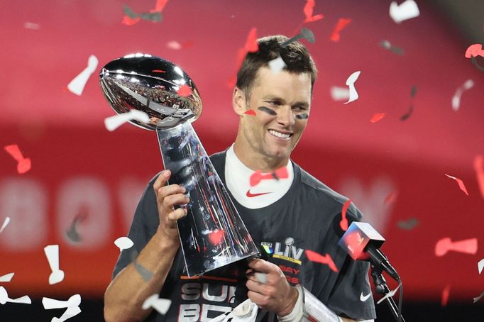 Feb 7, 2021; Tampa, FL, USA; Tampa Bay Buccaneers quarterback Tom Brady (12) hoists the Vince Lombardi Trophy after defeating the Kansas City Chiefs in Super Bowl LV at R