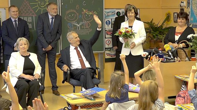 Miloš Zeman na návštěvě u prvňáčků