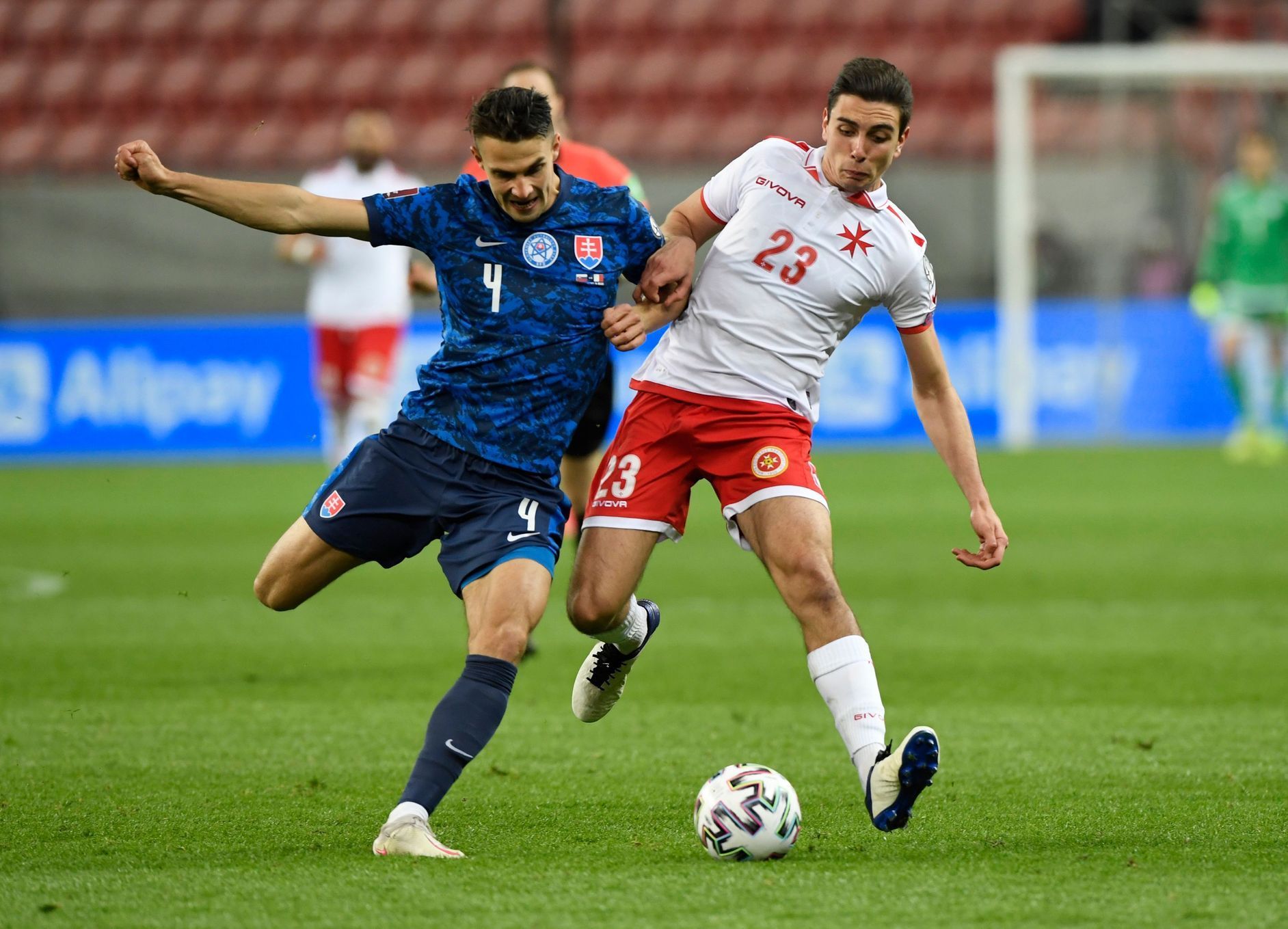 Dávid Hancko a Luke Gambin v zápase kvalifikace MS 2022 Slovensko - Malta