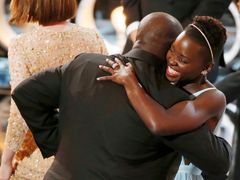 Lupita Nyong'o a Steve McQueen se radují z vítězství filmu 12 let v řetězech.