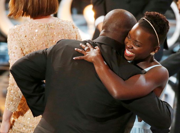 Lupita Nyong'o a Steve McQueen se radují z vítězství filmu 12 let v řetězech.