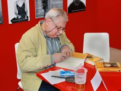 Andrzej Sapkowski v roce 2010 při autogramiádě na pražském Světu knihy.