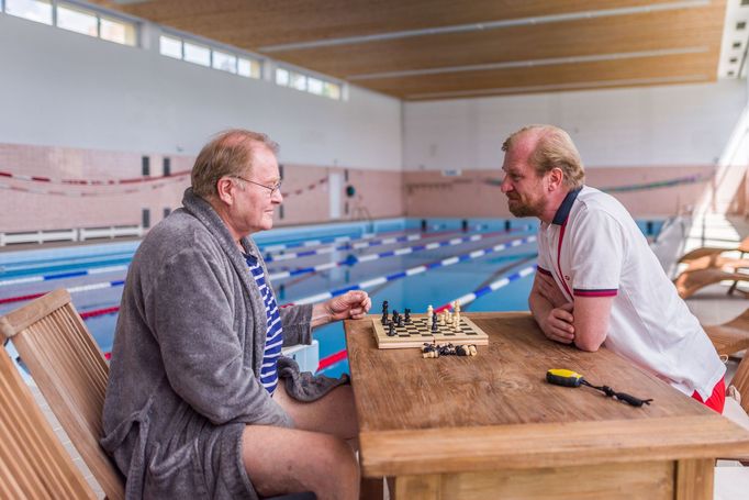 Jan Vlasák jako profesor a Martin Pechlát v roli Petra.