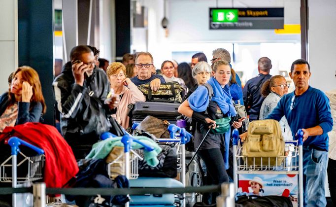 Na amsterdamském letišti Schiphol se kvůli nedostatku personálu a zvýšené poptávce po cestování tvoří v těchto dnech dlouhé fronty. Snímek z 31. května 2022.