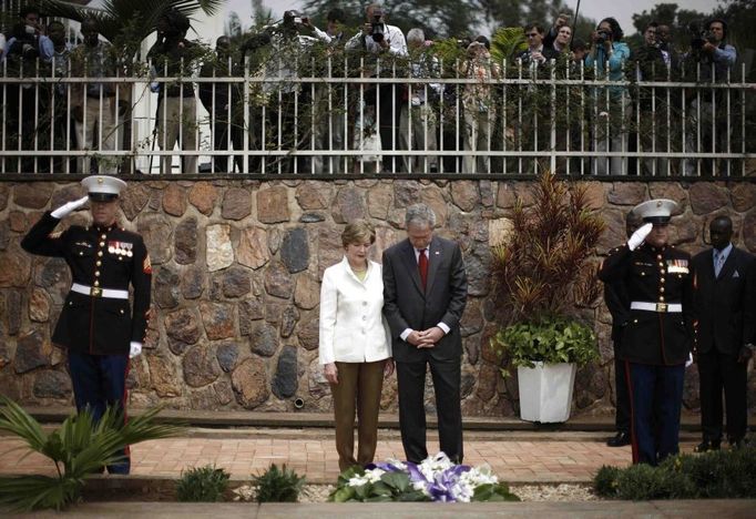 George Bush a první dáma pokládají věnec na památku rwandské genocidy. Kigali, 19.2.2008