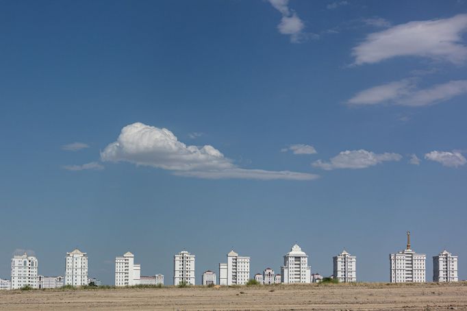 "Turkmenistán, stát, který by byl skvělou parodií, kdyby nebyl skutečný." Dan Přibáň píše z cest do žlutou žábou.