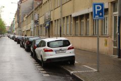 Od jara přibudou v dalších částech Prahy parkovací zóny