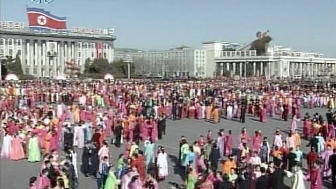 Záběr pořízený z vysílání severokorejské televize ukazuje tančící obyvatele Pchjongjangu.