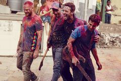 Recenze: Coldplay se mění ve sluníčkáře. Z jejich verze štěstí je až smutno