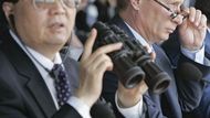 Čínský prezident Chu Ťin-tchao a jeho ruský kolega Vladimír Putin sledují dalekohledem děj na bojišti