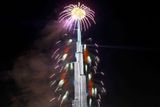 Ohňostroj na nejvyšším mrakodrapu světa Burdž Chalífa v Dubaji