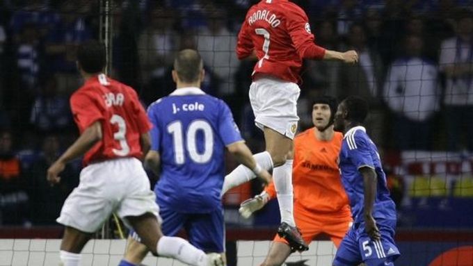 Crisitano Ronaldo překonává bezmocného Petra Čecha v brance Chelsea ve finále Ligy mistrů.