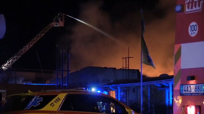 V pražské Vinoři hoří hala, na místě se ozývají výbuchy
