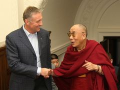 Premiér Topolánek a tibetský duchodní vůdce dalajlama během lnedávného setkání v Praze